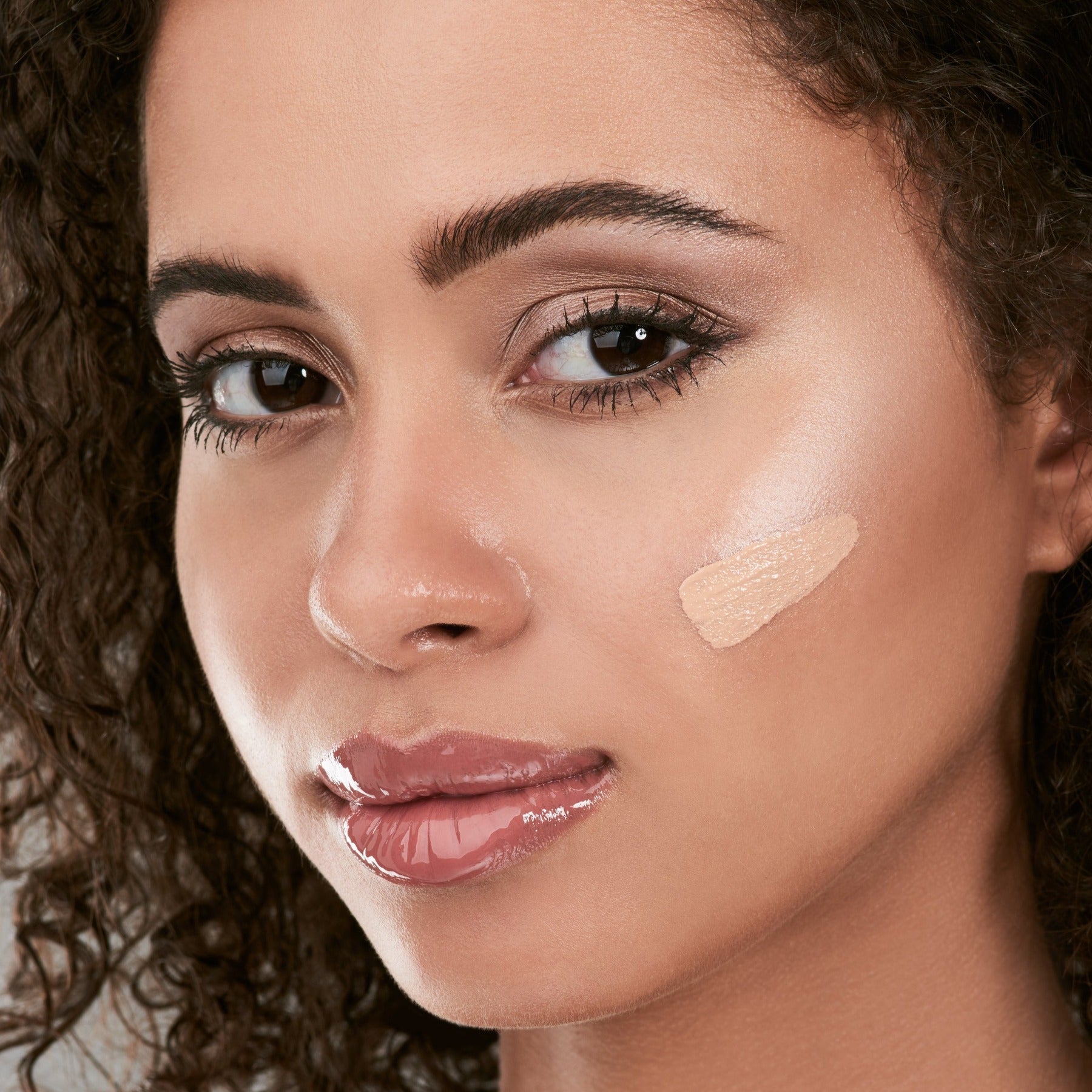 Adaptive concealer without titanium dioxide